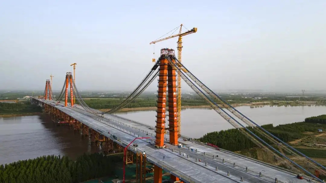 济南凤凰黄河大桥主缆架设完成