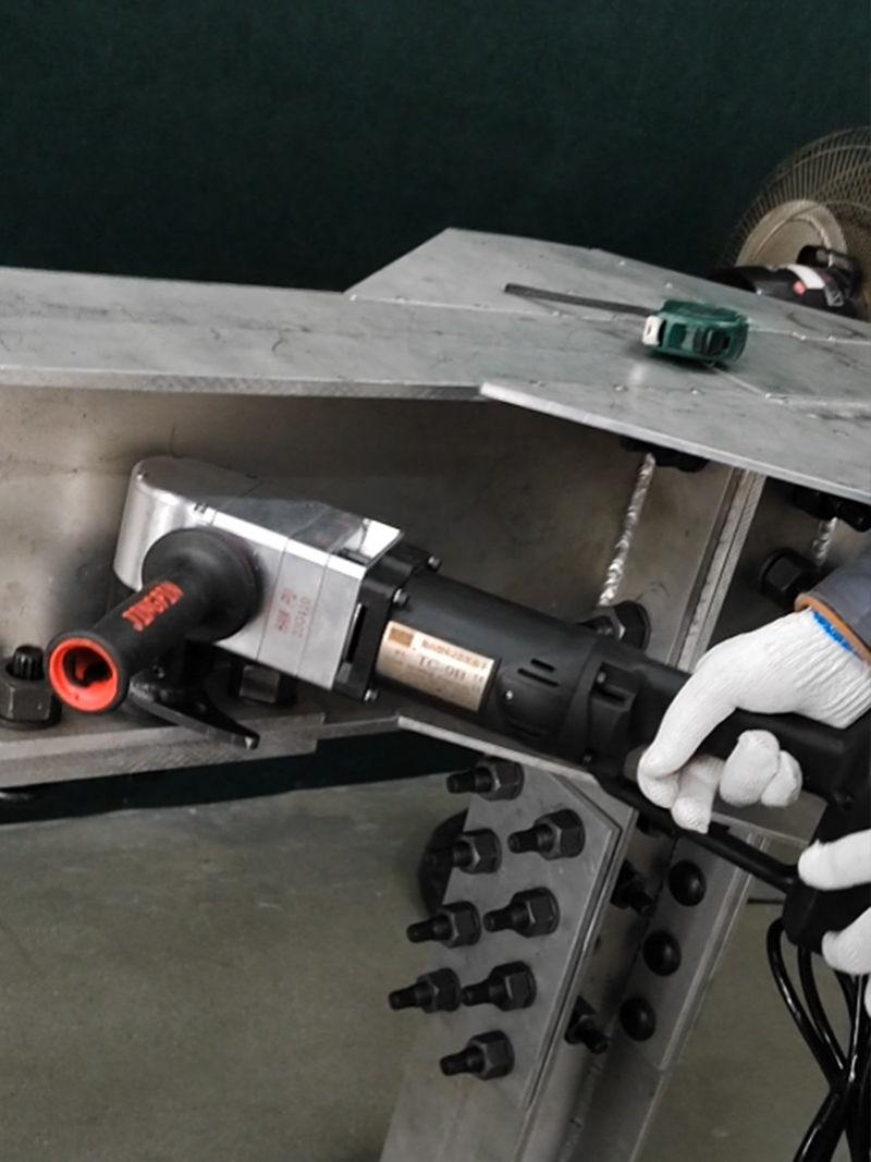 钢结构狭窄空间的螺栓紧固用直角的电动扭矩扳手