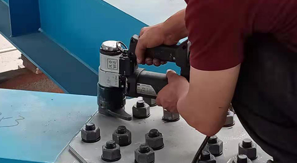 定扭矩电动扳手施工